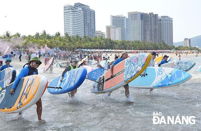 Chèo SUP là hoạt động được phép triển khai ở khu vực sông Hàn và các khu vực biển ven bờ trên địa bàn thành phố. Ảnh: HÀ THU