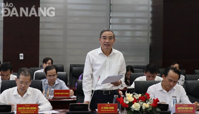 Chủ tịch UBND thành phố Lê Trung Chinh báo cáo tại buổi làm việc. Ảnh: M.QUẾ