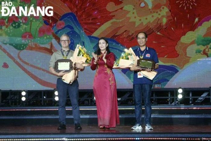 Phó Chủ tịch UBND thành phố Nguyễn Thị Anh Thi, Trưởng Ban tổ chức Lễ hội pháo hoa quốc tế Đà Nẵng 2025 trao kỷ niệm chương cho hai đội pháo hoa Đà Nẵng (Việt Nam 1) và Phần Lan.