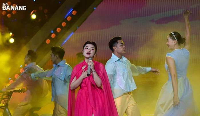 Ca sĩ Thu Hằng, cựu quán quân Sao Mai, biểu diễn ca khúc "Bình minh Đà Nẵng".