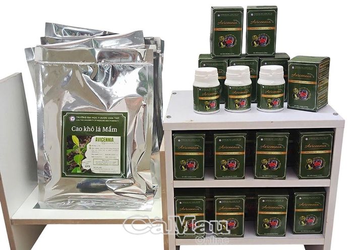 Sản phẩm cao khô từ lá cây mắm ở Cà Mau.
