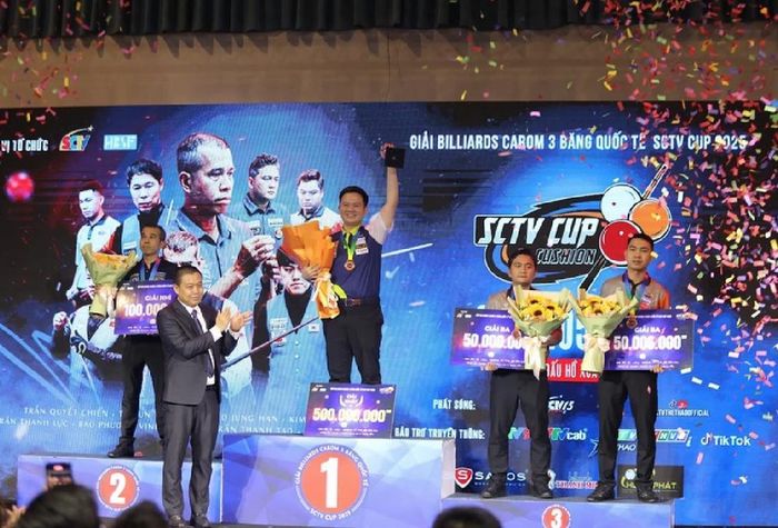 Bao Phương Vinh nhận 500 triệu đồng tiền thưởng sau chiến thắng ấn tượng trước cơ thủ số 1 Việt Nam. Ảnh: TD