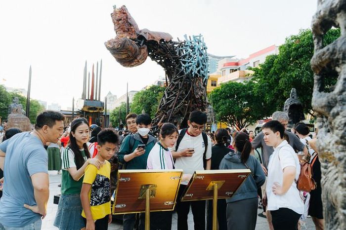  Triển lãm còn giữ chân khách tham quan với những phần thông tin, chú thích về lịch sử. 