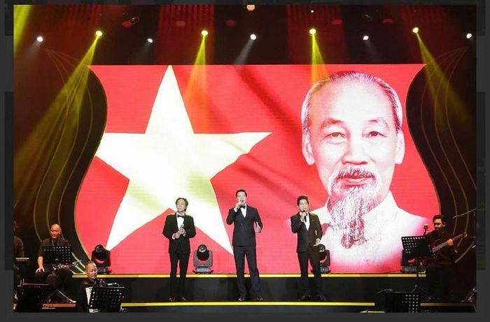  Tam ca nhạc đỏ để lại dấu ấn sâu đậm trong lòng khán giả với những ca khúc cách mạng. 