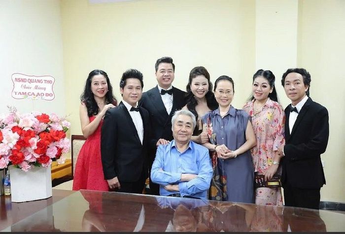  Việt Hoàn - Trọng Tấn - Đăng Dương cùng ca sĩ khách mời và những người thân chụp ảnh lưu niệm với NSND Quang Thọ – người thầy đã kết nối họ thành nhóm tam ca hơn 20 năm trước, trong một chương trình do Nhạc viện Hà Nội (nay là Học viện Âm nhạc Quốc gia Việt Nam) tổ chức. 