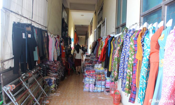 Nhiều lối đi tại chợ trở thành nơi chứa hàng hóa, cản trở lối thoát hiểm. Ảnh: Q.A