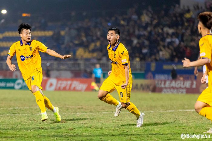 Đinh Xuân Tiến sẽ là 1 phương án thay thế Michael Olaha ở trận đấu tới. Ảnh tư liệu: Xuân Thủy
