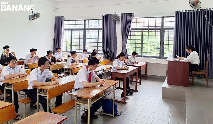 Các thí sinh nghe phổ biến quy chế thi. Ảnh: THU HÀ