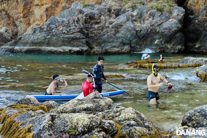 Nhiều người chuẩn bị sup, kính lặn để trải nghiệm cảm giác ngắm cận cảnh các thảm rong mơ tại Ghềnh Bàng.