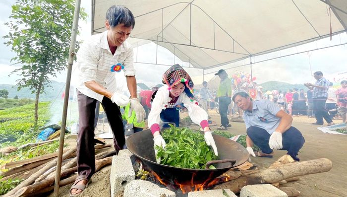 Các đội thực hiện sao chè hoàn toàn thủ công theo phương thức truyền thống.