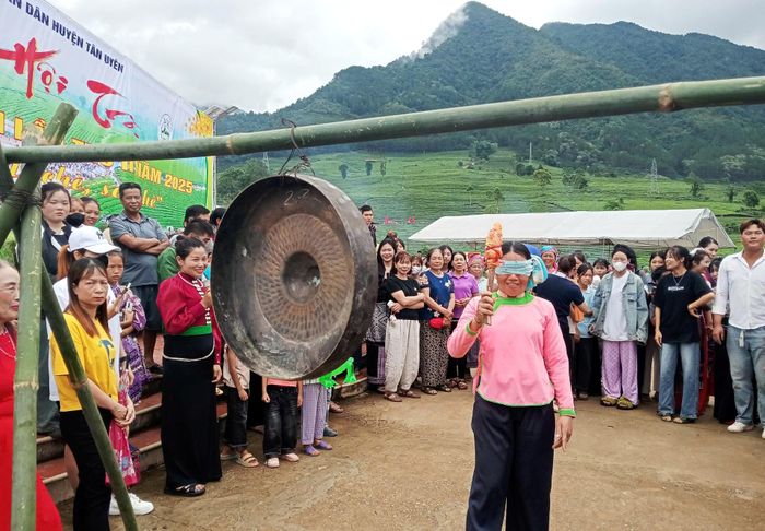 ... thi bịt mắt đánh chuông.