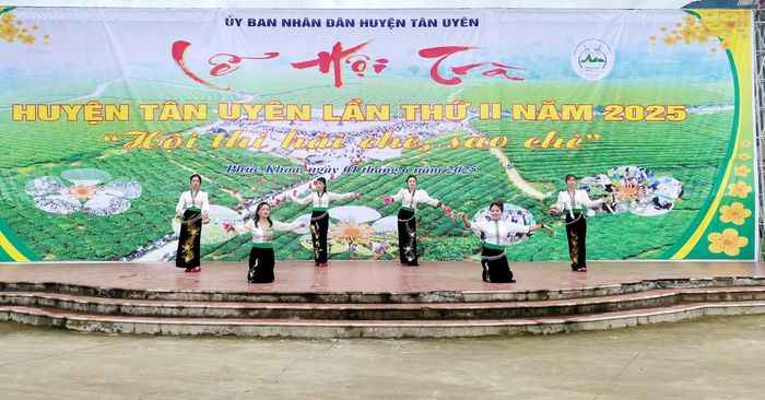 Thi văn nghệ tại Hội thi.