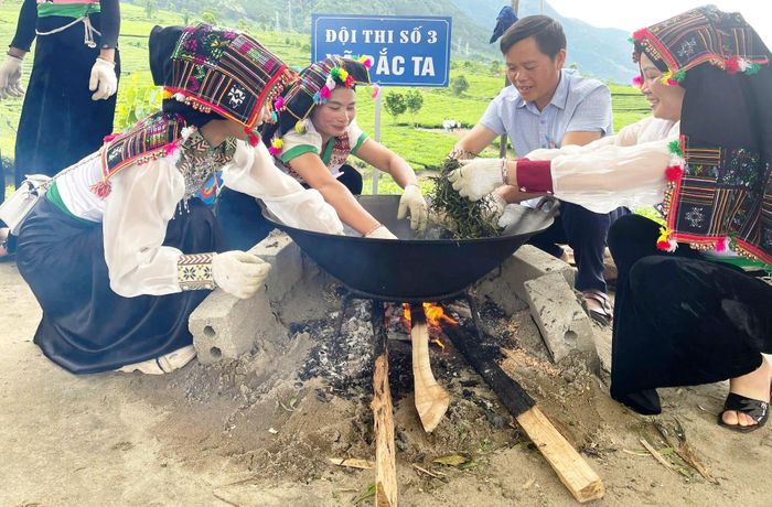 Đội thi xã Pắc Ta sao chè theo phương pháp thủ công truyền thống.