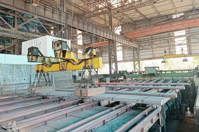  Phôi thép vừa sản xuất được đưa ra khu tập kết. 
