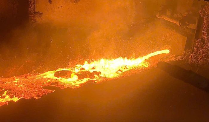  Bất chấp sức nóng khắc nghiệt, những công nhân tại Nhà máy Gang thép Lào Cai vẫn duy trì tiến độ sản xuất liên tục và ổn định. 