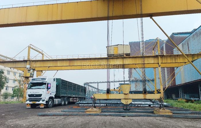  Phôi thép được vận chuyển đi bán. 