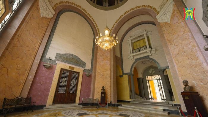 Bên trong tiền sảnh Đại học Đông Dương.