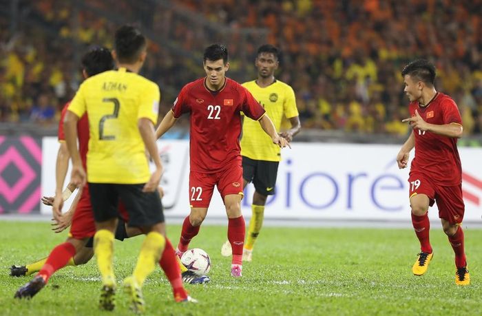 Tiến Linh và Quang Hải trong trận chung kết lượt đi AFF Cup 2018 trên sân Bukit Jalil cách đây 7 năm. Ảnh: Hoàng Linh