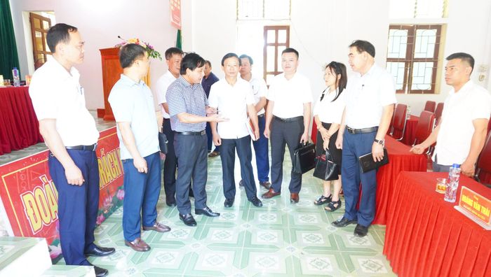 Ngay sau buổi tiếp xúc cử tri, ông Nguyễn Như Khôi đã trao đổi với lãnh đạo huyện Quỳ Hợp và các xã để tập trung giải quyết dứt điểm những kiến nghị cử tri thuộc thẩm quyền của UBND huyện và cấp xã. Ảnh: Phan Tú