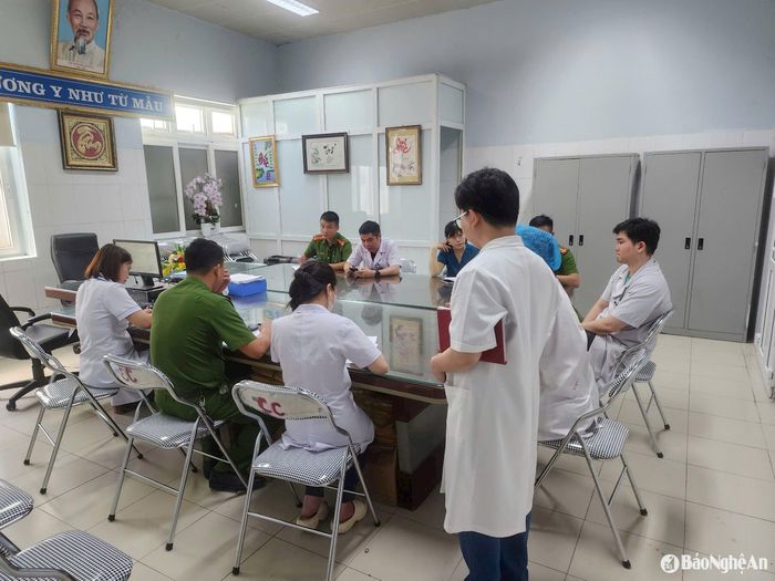 Cơ quan công an làm việc với bệnh viện sau khi vụ việc xảy ra. Ảnh: Thành Chung