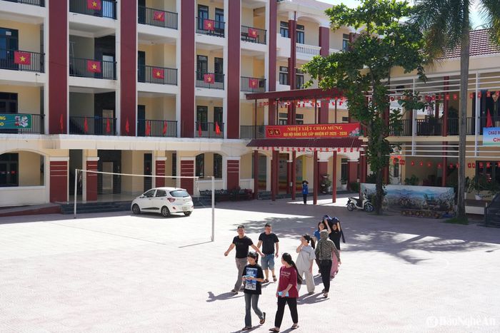 Sáng nay, điểm thi Trường PTTH DTNT tỉnh nhiều thí sinh đã đến tham dự Kỳ thi tuyển sinh vào lớp 10. Ảnh: Mỹ Hà