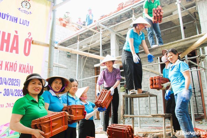 Ủy ban MTTQ và các đoàn thể huyện Quỳnh Lưu phối hợp với xã Quỳnh Bảng chung tay hỗ trợ ngày công xây dựng nhà ở cho gia đình ông Nguyễn Văn Huyền, ở thôn Đồng Tâm, xã Quỳnh Bảng. Ảnh: Thanh Toàn