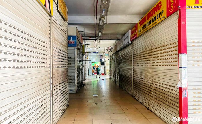 Hàng loạt ki ốt tại chợ Vinh đóng cửa những ngày qua. Ảnh: Quang An