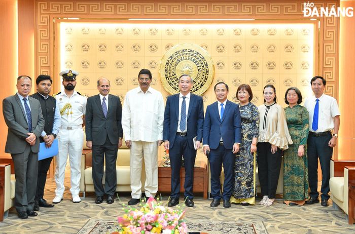 Lãnh đạo thành phố Đà Nẵng chụp ảnh lưu niệm cùng đoàn công tác Ấn Độ. Ảnh: T.PHƯƠNG