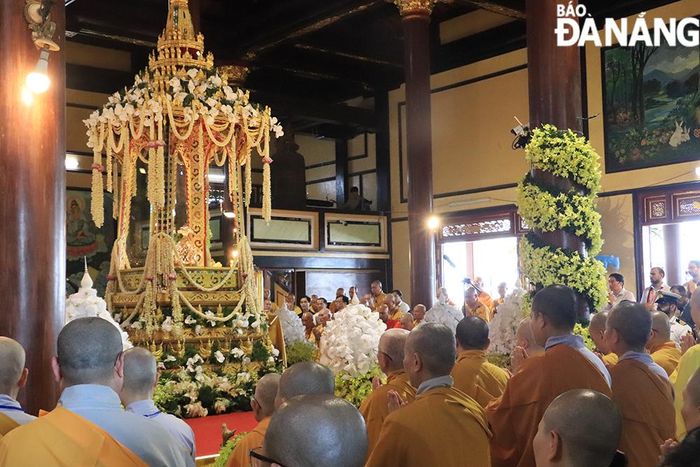 Nghi lễ chiêm bái lần cuối và lễ cung tiễn Xá lợi diễn ra trang trọng tại chùa Quán Thế Âm (Đà Nẵng) trước khi di chuyển ra sân bay. Ảnh: ĐẮC MẠNH