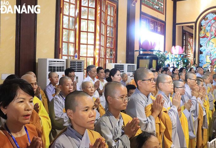 Đông đảo tăng ni, phật tử và người dân tham gia lễ cung tiễn Xá lợi Đức Phật. Ảnh: ĐẮC MẠNH 