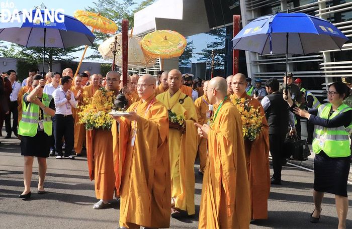 Nghi lễ cung tiễn Xá lợi diễn ra trang nghiêm. Ảnh: ĐẮC MẠNH
