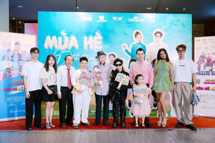 Chủ tịch Hội điện ảnh Việt Nam Đinh Lệnh Hùng Tú, TBT Thời Báo Văn học nghệ thuật Hoàng Dự cùng các đạo diễn và êkip diễn viên đoàn phim.