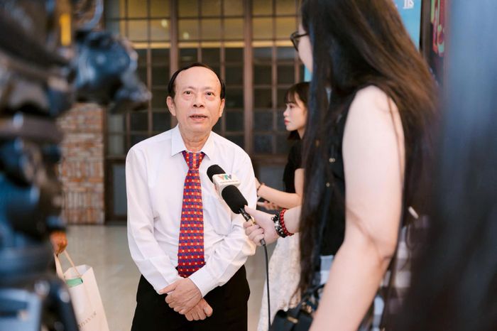 Tổng Biên tập Thời báo Văn học nghệ thuật - Chủ tịch hãng phim Việt art (Việt Art film).