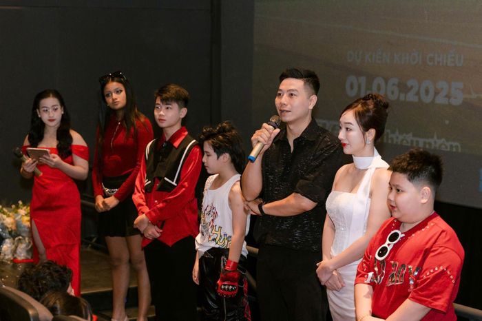 Quang cảnh trong rạp phim và êkip diễn viên đạo diễn film giao lưu với khán giả.