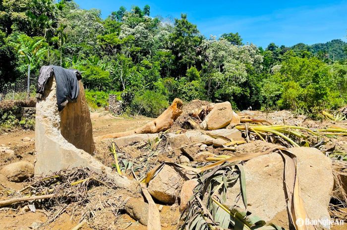 Tại đây có bể chứa nước sinh hoạt tập trung của bà con, tuy nhiên đã bị các tảng đá lớn phá hỏng hoàn toàn, chưa thể khôi phục. Ảnh: Q.A