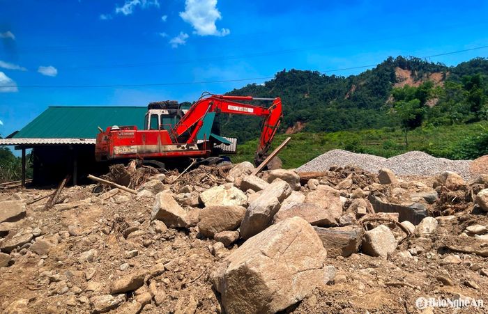 Những ngày này, máy móc đang được huy động tổng lực để san gạt, mở đường lưu thông cho người dân. Dù đã được các lực lượng, ban ngành hỗ trợ khắc phục bước đầu nhưng tại các địa phương này còn rất nhiều việc phải làm để ổn định cuộc sống cho nhân dân sau lũ. Ước tính thiệt hại kinh tế của 2 huyện Tương Dương, Quế Phong trong đợt lũ quét vừa qua trên 100 tỷ đồng. Ảnh: Q.A