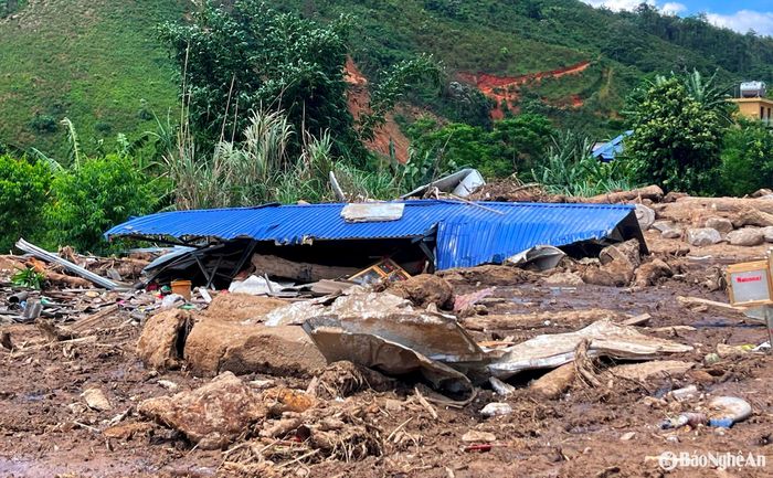 Ngôi nhà của người dân xã Nhôn Mai bị vùi lấp hoàn toàn trong bùn đất, rất may người dân đã kịp sơ tán trước đó. Ảnh: Q.A