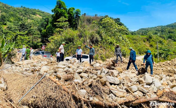 Tuyến đường tại bản Pà Khốm, xã Tri Lễ bị phủ lớp đá dày. Ảnh: Q.A