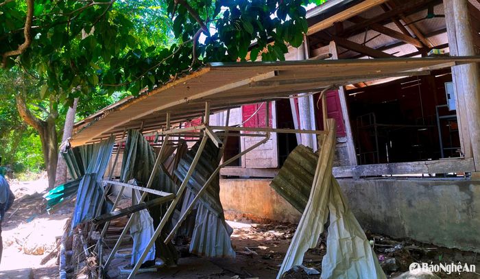 Nhiều phòng học tại Trường Phổ thông dân tộc bán trú THCS Hữu Khuông bị phá hỏng, chưa thể khắc phục. Ảnh: Q.A