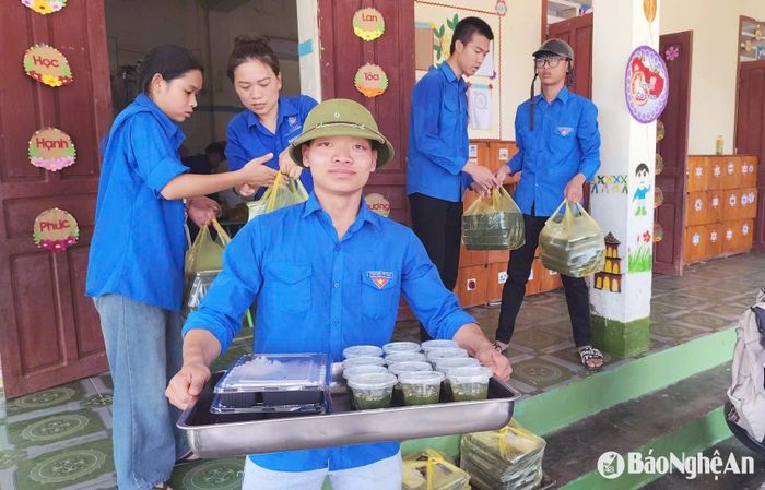 Ngay từ sáng sớm, các tình nguyện viên đã đi chợ, chăm chút tỉ mỉ từ khâu chọn nguyên liệu, nấu ăn, đóng hộp với tâm niệm đảm bảo 2 tiêu chí: dinh dưỡng và vệ sinh an toàn thực phẩm. Ảnh: Huyện đoàn Thanh Chương.