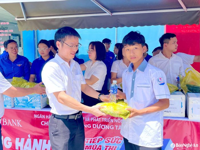 Các hoạt động hỗ trợ như chuẩn bị bữa ăn, cung cấp nước mát, bố trí chỗ nghỉ trưa... đều được các cơ sở Đoàn triển khai bài bản, có sự phối hợp chặt chẽ với nhà trường và lực lượng chức năng. Nhờ đó, việc tiếp cận và hỗ trợ các thí sinh được thực hiện nhanh chóng, an toàn và hiệu quả. Ảnh: Huyện đoàn Tương Dương