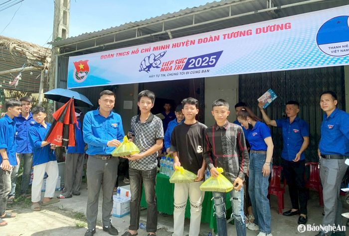 Còn đối với huyện miền núi Tương Dương, tuổi trẻ huyện nhà đã hỗ trợ 150 suất cơm miễn phí cho sĩ tử 2 điểm thi gồm: THPT Tương Dương 1, THPT Tương Dương 2. Địa bàn huyện có đa phần là con em vùng đồng bào dân tộc thiểu số, nhiều học sinh có hoàn cảnh khó khăn nên các cơ sở Đoàn luôn đồng hành sát sao với các em trước, trong và sau kỳ thi. Đối với người nhà thí sinh, có hơn 50 phụ huynh, học sinh được hỗ trợ phòng trọ miễn phí. Ảnh: Huyện đoàn Tương Dương