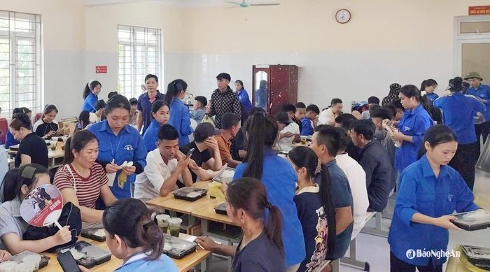 Năm nay, sau môn thi đầu tiên của Kỳ thi tuyển sinh vào lớp 10, tuổi trẻ huyện Thanh Chương hỗ trợ 150 suất cơm miễn phí cho sĩ tử tại 4 điểm thi gồm: THPT Cát Ngạn, THPT Thanh Chương 3, THPT Thanh Chương 1 và THPT Nguyễn Cảnh Chân. Ảnh: Huyện đoàn Thanh Chương