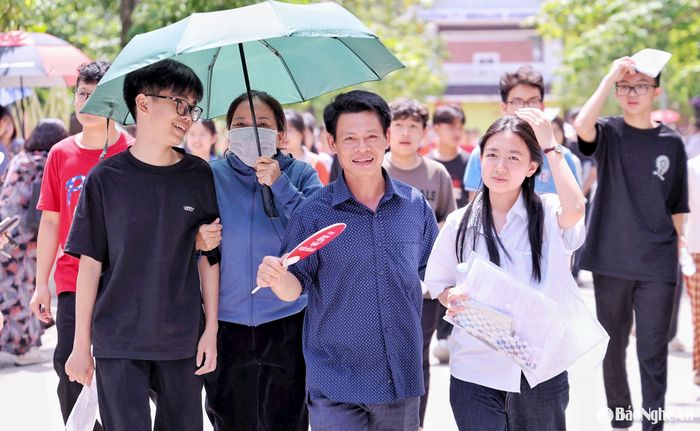 Dù trong cái nắng như thiêu đốt, khi thấy con bước ra với vẻ mặt nhẹ nhõm, nhiều bậc cha mẹ như trút được gánh nặng. Có người ôm con thật chặt, có người hỏi ngay: “Làm được không con?”, rồi tiếp tục xoa đầu, động viên con vững tin cho môn thi tiếp theo. Ảnh: Đức Anh