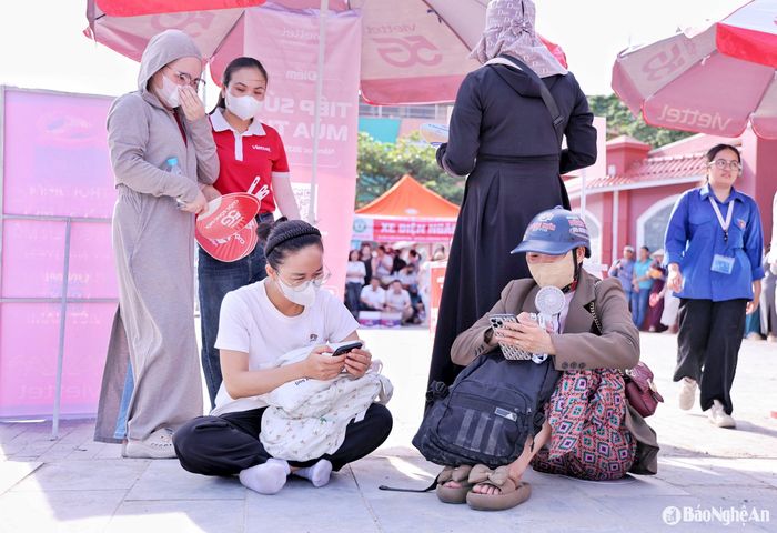 Những chiếc áo chống nắng, khẩu trang, khăn trùm kín mít là hình ảnh dễ thấy. Ai cũng cố gắng nép mình vào những bóng râm ít ỏi trên vỉa hè. Ảnh: Đức Anh