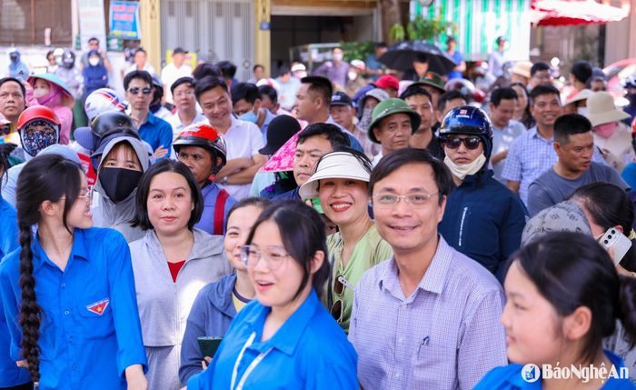 Khi trống báo hết giờ vang lên, cánh cổng trường mở ra, hàng trăm phụ huynh lập tức đứng dậy, căng mắt tìm con trong dòng học sinh đang đổ ra. Ảnh: Đức Anh