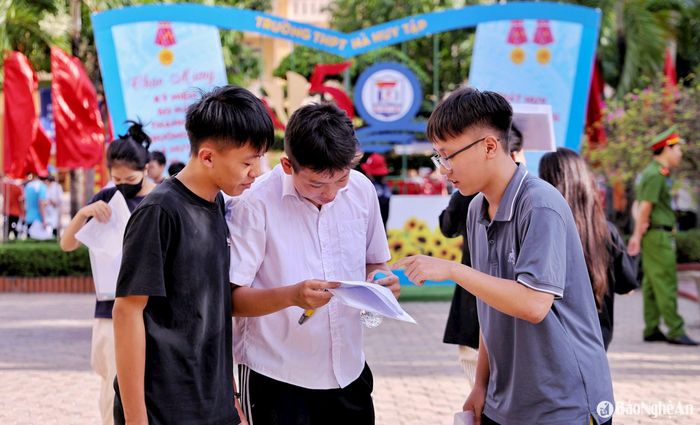 Thí sinh trao đổi sau khi hoàn thành môn tiếng Anh. Ảnh: Mỹ Hà