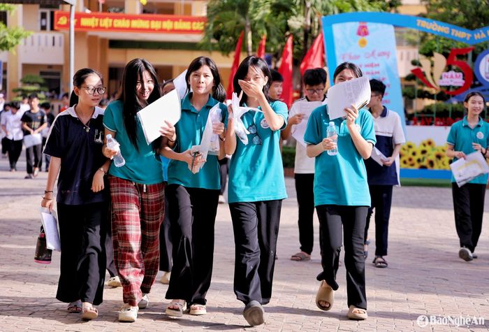 Thí sinh đã hoàn thành ngày thi thứ nhất, Kỳ thi tuyển sinh vào lớp 10. Ngày mai các em sẽ thi môn cuối cùng là môn Toán. Ảnh: Đức Anh