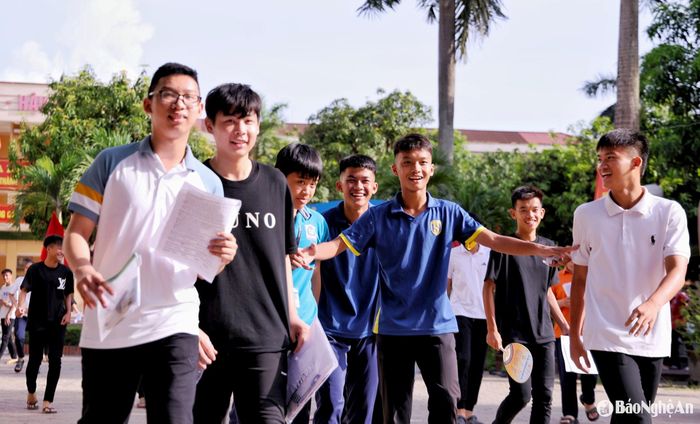 Đề thi tiếng Anh khá dễ thở với nhiều thí sinh thành phố Vinh. Ảnh: Đức Anh