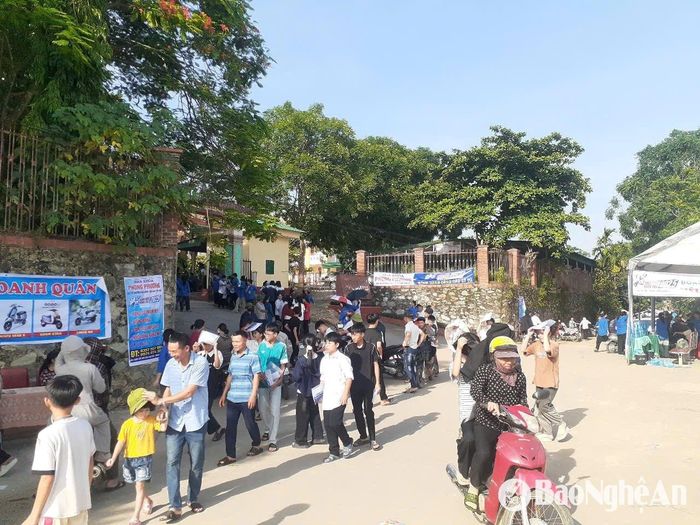 Thí sinh tại điểm thi Trường THPT Nguyễn Sỹ Sách. Ảnh: Huy Thư